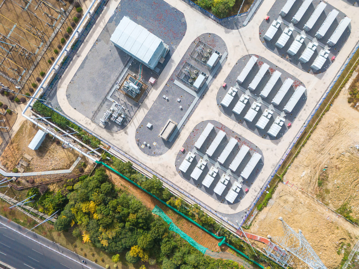 Grid-tied or islanded: Choosing the right microgrid for your facility